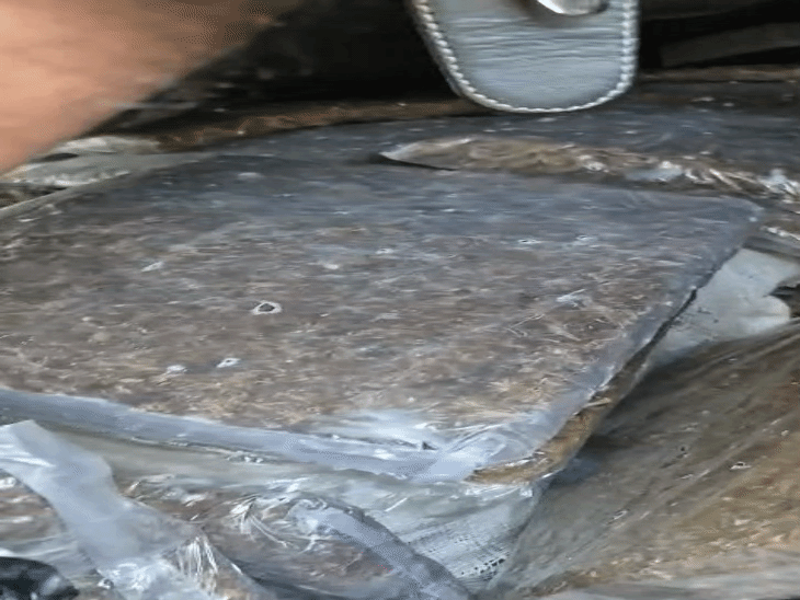 सुपौल में 220KG गांजा बरामद, तस्कर फरार:क्रेटा कार छोड़कर भागे 2 आरोपी; 8 बोरे से 88 लाख की मादक पदार्थ मिली