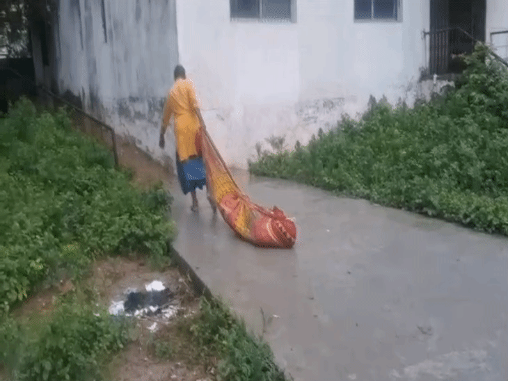 पोस्टमॉर्टम हाउस के बाहर शव घसीटने का वीडियो वायरल:20 मीटर तक घसीटकर बॉडी अंदर ले जाते दिखा शख्स, CS बोले- पूछताछ होगी