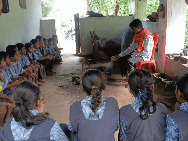 बच्चों ने करीब से देखा लौह हस्तशिल्प का हुनर:कोंडागांव में पहली से 5वीं के विद्यार्थियों ने विश्वकर्मा जयंती पर कर्मशाला में सीखी कलाकारी