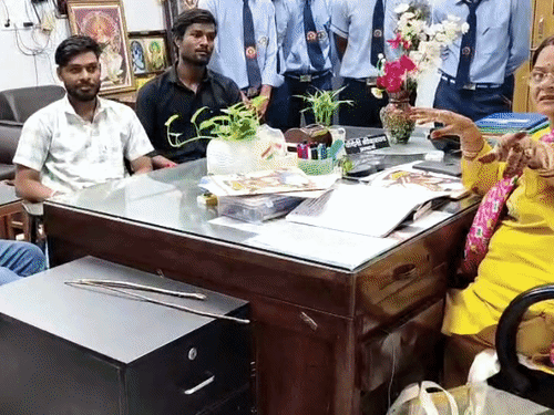 टीचर की शिकायत पर प्रिंसिपल ने छात्र को थप्पड़ जड़ा:नशे में छात्राओं से गाली-गलौज करने का आरोप, वीडियो बनाते वक्त मारा चांटा