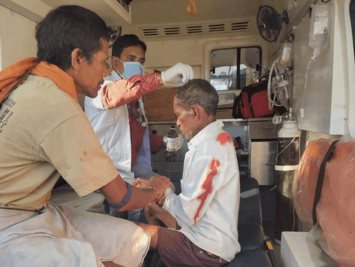 खेत जाते समय 4 भालुओं से सामना, युवक पर हमला:GPM में सिर-पीठ और हाथ में गंभीर चोट,108 एम्बुलेंस की तत्परता से बची जान