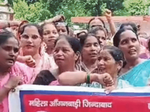 आंगनबाड़ी कार्यकर्ताओं को नहीं मिला 12 हजार वेतन:शाहजहांपुर में प्रदर्शन, बोलीं- सिर्फ 1500 रुपये बढ़े