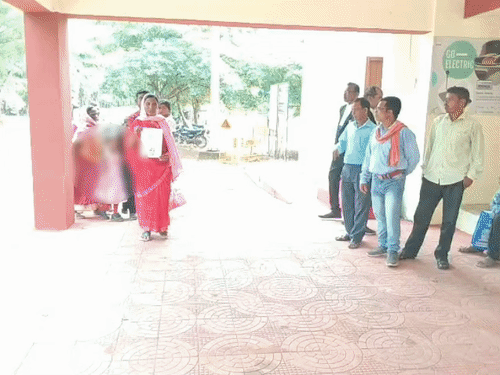 5वीं की बच्ची बोली- टीचर ने बैड टच किया:कहा- कॉपी चेक करते समय गंदे तरीके से छूते हैं; परिवार कलेक्ट्रेट पहुंचा, कार्रवाई की मांग