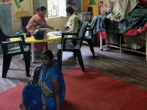 पोषण माह में आंगनबाड़ियों का रियलिटी चेक:लहरतारा में फीडिंग इंडिया से रोज पहुंच रहा पका भोजन, जगतगंज में अब भी इंतजार