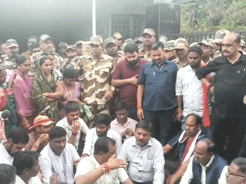 दीपका में अस्पताल तोड़े जाने से ग्रामीण भड़के:GM ऑफिस में जड़ा ताला, मुआवजा-नौकरी और बसाहट की मांग को लेकर ग्रामीणों ने किया घेराव