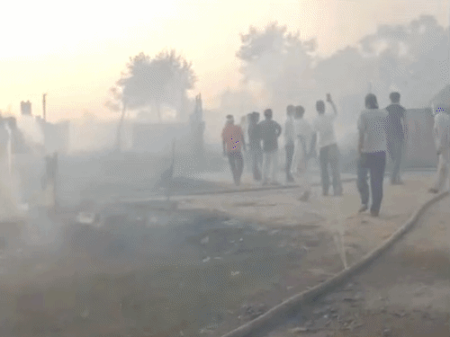 डेराबस्सी के सुंडरां में 35 झुग्गियों में लगी आग:पंजाब-हरियाणा से पहुंचीं दमकल टीमें, 2022 में भी इसी जगह डेढ़ साल की बच्ची जली थी