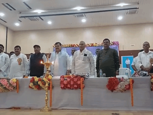 ‘बैंक फायदे में है, पैक्स आर्थिक संकट से जूझ रहे’:मगध सेंट्रल को-ऑपरेटिव बैंक की बैठक में उठा बदहाली का मुद्दा, राजद नेता बोले- कमजोर हो रही सहकारिता व्यवस्था