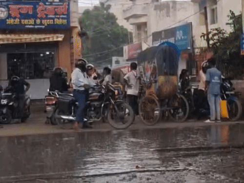 दिनभर उमस और गर्मी के बाद शाम में बदला मौसम:मुजफ्फरपुर में तेज आंधी के साथ झमाझम बारिश; कई जगह पेड़ की डालियां टूटीं