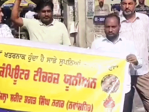 संगरूर में कंप्यूटर टीचरों ने अपनी मांगों को लेकर किया:छठे वेतन आयोग, CSR और रेगुलराइजेशन की मांग पर सरकार के खिलाफ जताया विरोध
