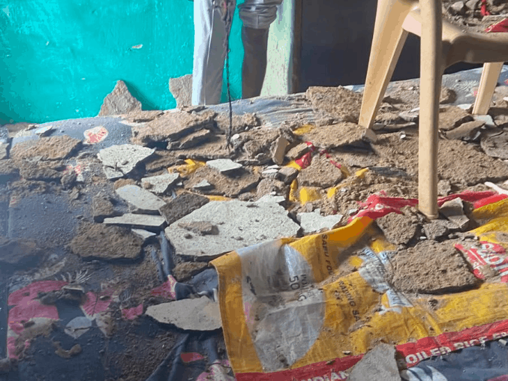 धमतरी में छत का सीलिंग भरभरा कर गिरा, युवक घायल:बच्चे बाहर थे, बड़ा हादसा टल गया, लोगों ने कहा- यहां मौत की गारंटी नहीं