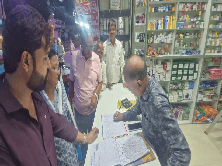 भूमिगत मेट्रो रूट के विरोध में रहवासियों का हस्ताक्षर अभियान:मेट्रो के खिलाफ नहीं, रूट बदलने की मांग; नगर में रहवासियों ने चलाया हस्ताक्षर अभियान