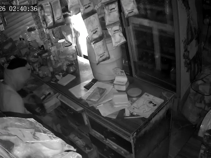 मोहाली में चोरों ने किराना स्टोर को बनाया निशाना VIDEO:आधी रात बोरियों में भरकर ले गए सामान, चॉकलेट – कैश भी साथ ले गए