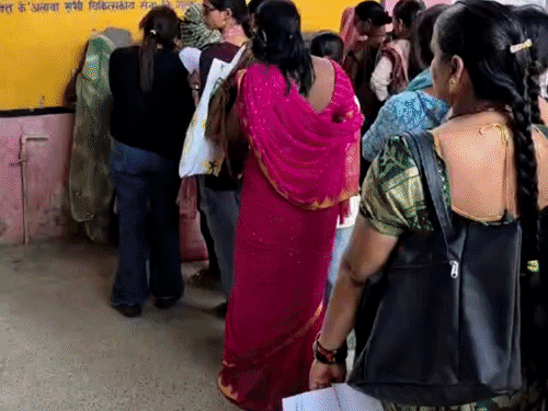 जिला अस्पताल में नहीं मिल रही मरीजों को 50% दवाएं:मरीज बोले- डॉक्टर बाहर से दवा लेने को कह रहे, सीएमएस बोले होगी कार्रवाई