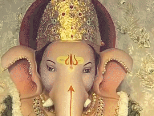 1 करोड़ के सोने के मुकुट से सजे गणपति:750 ग्राम सोने-रत्नों से जड़ा, 2018 से गणपति को पहनाया जा रहा स्वर्ण मुकुट