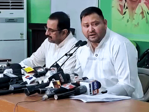 तेजस्वी ने की दोबारा चुनाव की मांग:कहा- संवैधानिक संस्थाओं को बर्बाद कर रहे मोदी-शाह, विपक्ष की सरकार बनी तो अधिकारियों को ढूंढकर एक्शन लेंगे