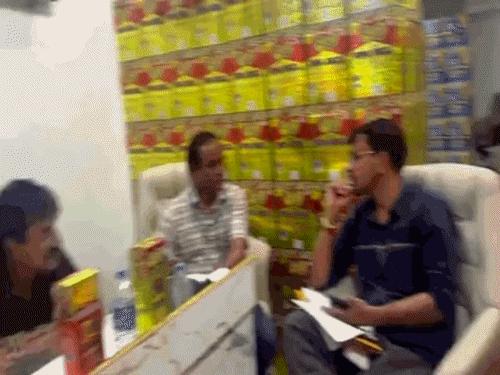इंदौर में खाद्य तेल के गोदाम पर कार्रवाई:सोना सिक्का ब्रांड का 10,500 लीटर तेल जब्त, कीमत 21 लाख; लाइसेंस भी नहीं मिला