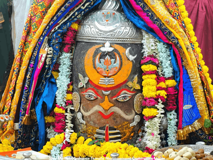 रजत मुकुट, त्रिपुंड और फूलों की माला से श्रृंगार:गुरुवार को भस्म आरती में राजा स्वरूप में सजे महाकाल; भस्म अर्पण के बाद साकार रूप में दर्शन
