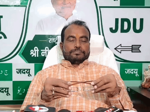 ‘पुलिस कार्रवाई कर रही, बिहार में सुशासन’:समस्तीपुर छेड़छाड़ मामले पर बोले श्याम रजक, नीरज की उम्मीदवारी पर कहा- नीतीश कुमार का फैसला मानना होगा