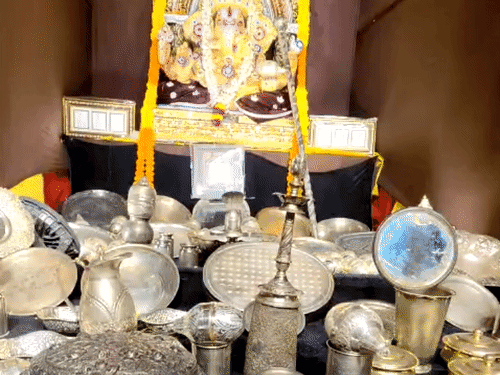 45 लाख की चांदी से बप्पा का श्रृंगार:उज्जैन में राजा-महाराजाओं के जमाने के बर्तनों से सजा गणेश पंडाल; 20 किलो चांदी का हुआ इस्तेमाल