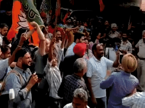 अक्षय शर्मा को इग्नोर करने को ट्रक छोड़ भागे भाजपाई:अमृतसर में भाजपा की नशा मुक्त पंजाब यात्रा में दिखी गुटबाजी, पहले बदला रूट