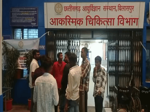 बिलासपुर में गणेश विसर्जन में चाकूबाजी, तीन गंभीर:दो समिति के दो पक्षों में हुआ जमकर विवाद, नशे में युवकों पर किया जानलेवा हमला