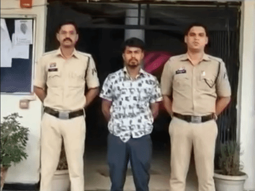 डोंगरगढ़ में महिला से दुष्कर्म करने वाला गिरफ्तार:फोटो-वीडियो वायरल करने की धमकी देकर करता था रेप,दिवंगत पति के दोस्त ने कई बार बनाया शिकार