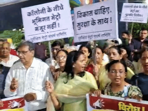 अंडरग्राउंड मेट्रो के विरोध में सड़क पर उतरे रहवासी:बंगाली चौराहे पर एक दीया उम्मीद का जलाया, कैंडल मार्च निकाला, बोले- रातों की नींद उड़ गई