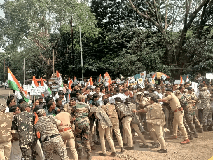 CEC बर्खास्तगी मांग पर कांग्रेस का कलेक्टोरेट घेराव,पुलिस से झूमाझटकी:सैकड़ों कांग्रेसी रैली निकालकर पहुंचे, जमकर नारेबाजी; तीन लेयर में बैरिकेडिंग से रोका गया