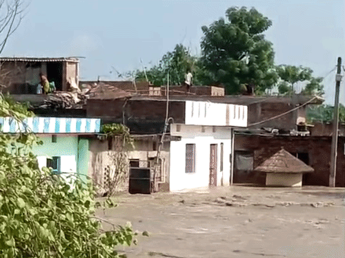 गंडक नदी का जलस्तर बढ़ने से चंपारण तटबंध टूटा:बेतिया के निचले इलाकों में तेजी से फैल रहा पानी, NDRF की 30 सदस्यीय टीम मौके पर तैनात