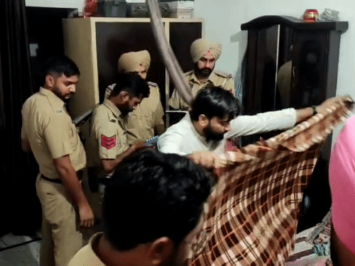 अबोहर में युवती ने फांसी लगाकर की आत्महत्या:सुसाइड नोट में लिखा- भाभी ने घर तबाह कर दिया, भाई की नौकरी छुड़वाने की धमकी दी
