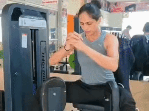 ‘लड़कों से बात करती है, गलत जा रही है’:घरवालों ने खेल छुड़वाया, पतंजलि स्टोर पर नौकरी की; जानें एशियन गेम्स गोल्ड मेडलिस्ट किरण की कहानी