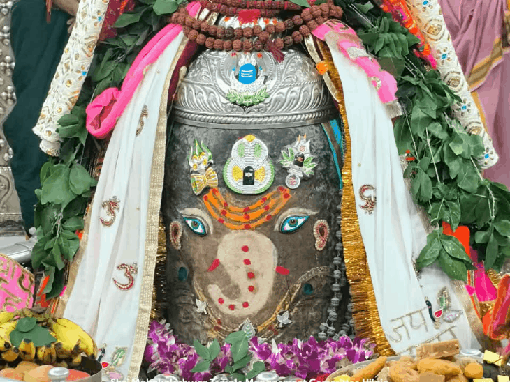 बुधवार को महाकाल ने धारण किया गणेश स्वरूप:रजत मुकुट और मुंडमाला से किया श्रृंगार, भस्म आरती में पहुंचे सैकड़ों श्रद्धालु