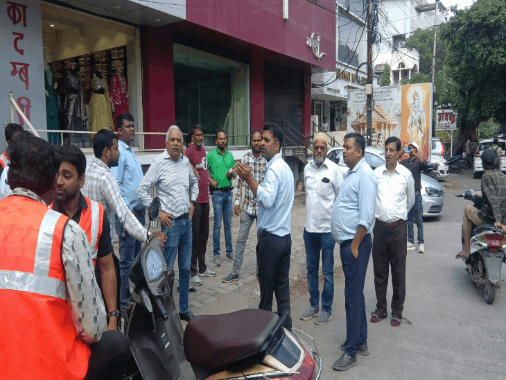 इंदौर नगर निगम ने 2.10 लाख का स्पॉट फाइन लगाया:ड्रेनेज का पानी बोरिंग में मिलने का मामला, साउथ तुकोगंज क्षेत्र में की कार्रवाई