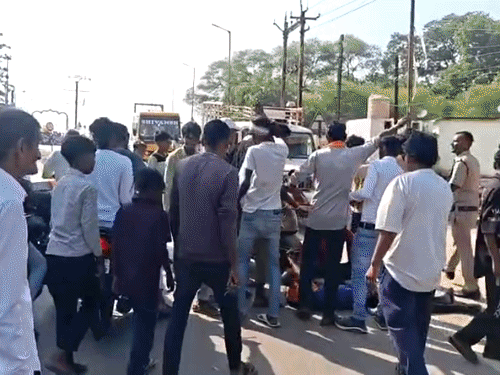 राजिम में पट्टा नहीं मिलने से 35 परिवार बेघर:श्मशान भूमि पर 40 साल से रह रहे लोग; बाढ़ में कच्चे मकान ढहे, विधायक आवास का घेराव किया