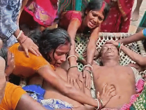 बेगूसराय में चारा लेने गए पिता-पुत्र की करंट से मौत:पिता को बचाने पहुंचा बेटा भी झुलसा, बिजली विभाग पर लापरवाही का आरोप; 3 घंटे सड़क जाम