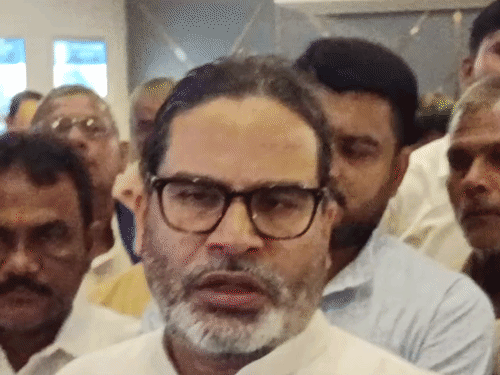 ‘करीबी मुकाबले में आयोग बीजेपी के साथ हो जाता है’:प्रशांत किशोर का इलेक्शन कमीशन पर आरोप, पूछा- डेढ़ करोड़ महिलाओं को पैसे दिए गए, आयोग कहां था?