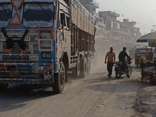 औरंगाबाद- अंबा में धूल के गुबार से दुकानदार, राहगीर परेशान:बोले- बाजार में रोजाना पानी का छिड़काव कराए एनटीपीसी, धूल से दम घुटता है, आंखें जलती हैं