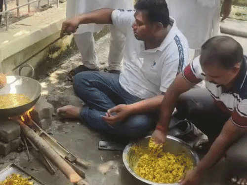 गयाजी में कांग्रेस ने ‘राष्ट्रीय बेरोजगार दिवस’ मनाया:पकौड़ी-चाय बेचकर रोजगार का हिसाब मांगा; केंद्र सरकार की नीतियों पर उठाए सवाल