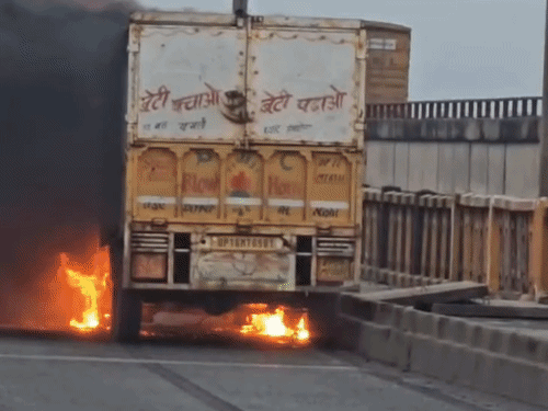 औरंगाबाद में बैटरी लदे पिकअप में लगी आग; VIDEO:दमकल की तीन गाड़ियों ने एक घंटे में पाया काबू, ड्राइवर ने कूदकर बचाई जान
