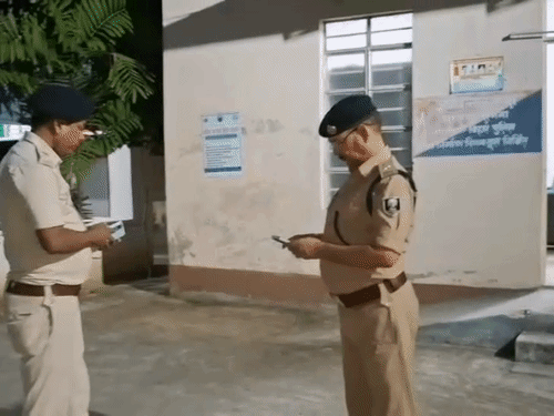 दरभंगा में दीवार में टक्कर मारकर भाग रहे दो गिरफ्तार:3km तक पीछा कर पकड़ा; तलाशी में आरोपियों के पास से पिस्टल, 5 जिंदा कारतूस बरामद