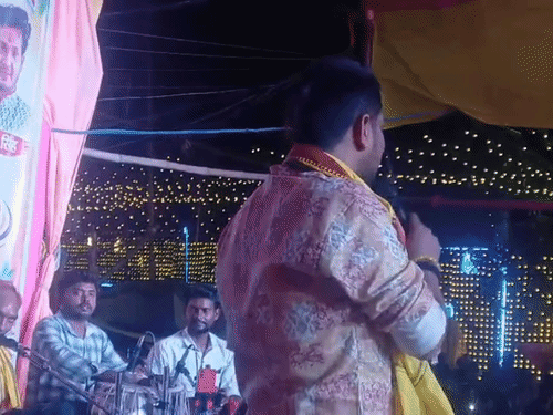 औरंगाबाद में भजन कार्यक्रम में पहुंचे गोलू राजा:बारिश के बीच देर रात तक झूमते रहे दर्शक, भीड़ संभालने के लिए मौजूद रही पुलिस