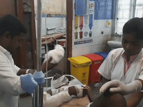 औरंगाबाद में ट्रेन से गिरकर युवक गंभीर रूप से घायल:आरपीएफ ने सदर अस्पताल पहुंचाया, गया रेफर; कहा- याद नहीं किस ट्रेन से गिरा