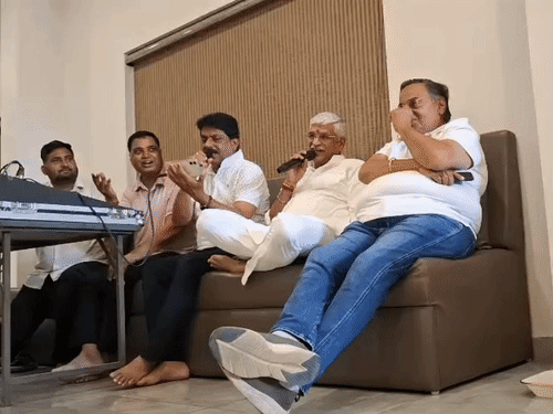 शहरी सरकार का चुनाव:बाड़ेबंदी में केंद्रीय मंत्री ने पार्षद प्रत्याशियों के साथ गाना गाया