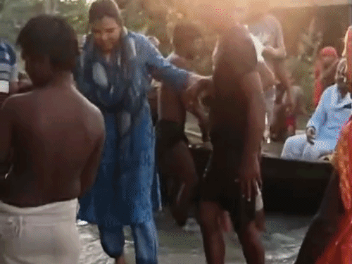 समस्तीपुर के बाढ़ प्रभावित इलाकों में पहुंची पूर्व विधायक:नाव से पहुंचकर लोगों के बीच बांटी राहत सामग्री, सामुदायिक किचन की व्यवस्था की मांग की