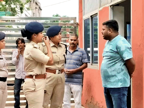 पूर्णिया में महिला सुरक्षा के लिए पुलिस का औचक:डीएसपी शिवानी श्रेष्ठ पार्क में मौजूद स्टूडेंट्स को दी सलाह; डायल 112 और स्कूटी दीदी भी रहीं मौजूद