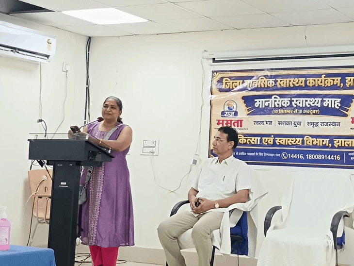 कार्यस्थल पर तनावमुक्ति और संवेदनशील व्यवहार का मिला प्रशिक्षण:झालावाड़ अस्पताल के वार्ड बॉय और गार्ड्स को तनाव दूर करने के दिए टिप्स