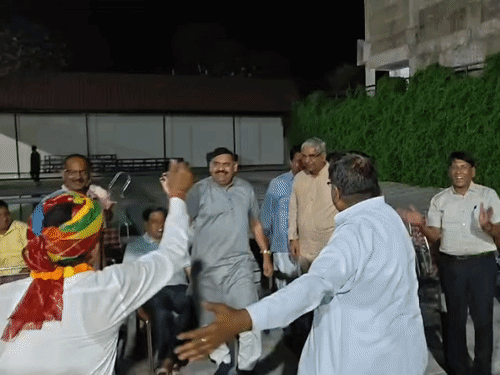 शहरी सरकार का चुनाव:कांग्रेस प्रत्याशी की शादी की 50वीं सालगिरह, बाड़ेबंदी में केक काटा