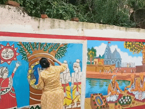 गयाजी- सफेद दीवारों पर उतर रही धार्मिक गाथा:रंगों में दिखेगा पिंडदान का इतिहास; गयासुर की कथा से लेकर भगवान विष्णु के चरण तक दिखेंगे