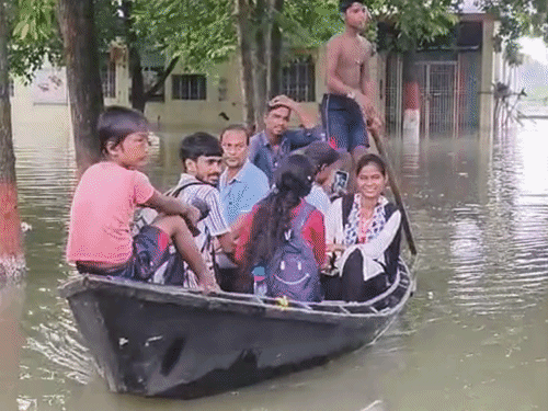 भागलपुर- TMBU कैंपस में बाढ़ का पानी, चल रही नाव:प्रशासनिक कार्यों के लिए पहुंच रहे कर्मचारी, स्टूडेंट्स बोले- हर साल ये नजारा रहता है