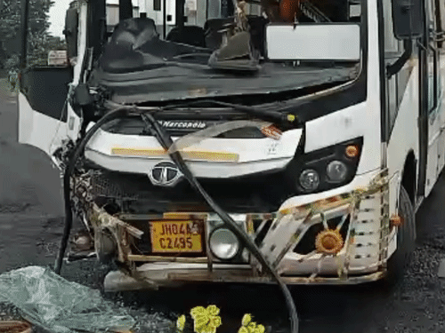 पाकुड़ में बस-ट्रक की आमने-सामने टक्कर:बस का केबिन क्षतिग्रस्त, एक घायल की हालत गंभीर, चालक समेत तीन घायल
